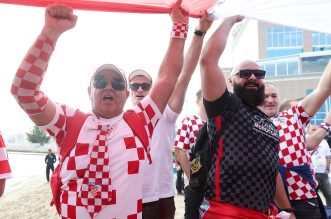 KATAR 2022 Hrvatski navijači po zadnji put razvukli najveću zastavu ispred hotela Vatrenih KATAR 2022 Hrvatski navijači po zadnji put razvukli najveću zastavu ispred hotela Vatrenih