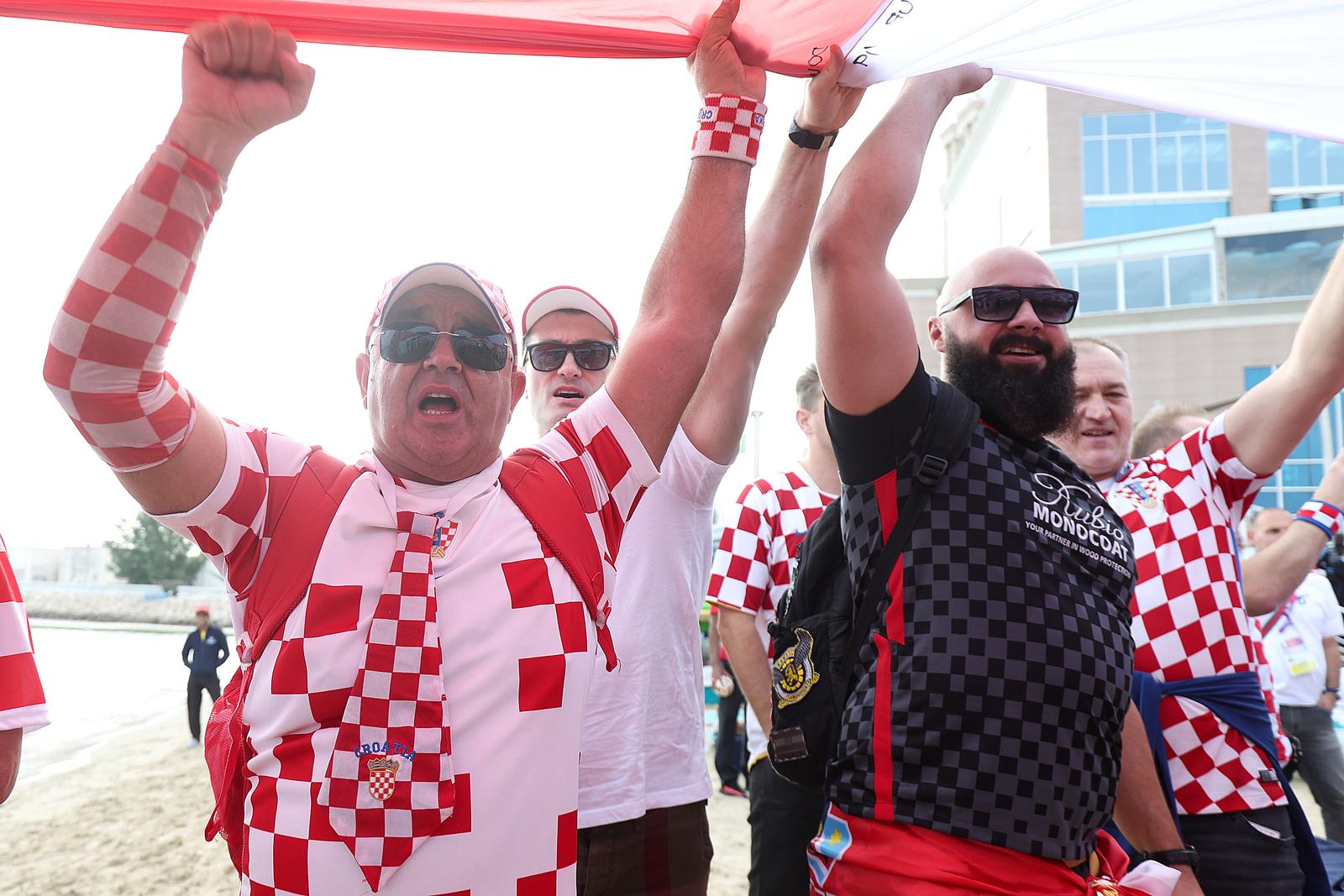 KATAR 2022 Hrvatski navijači po zadnji put razvukli najveću zastavu ispred hotela Vatrenih KATAR 2022 Hrvatski navijači po zadnji put razvukli najveću zastavu ispred hotela Vatrenih