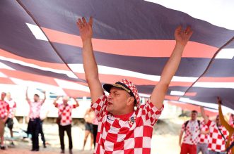 KATAR 2022 Hrvatski navijači po zadnji put razvukli najveću zastavu ispred hotela Vatrenih KATAR 2022 Hrvatski navijači po zadnji put razvukli najveću zastavu ispred hotela Vatrenih
