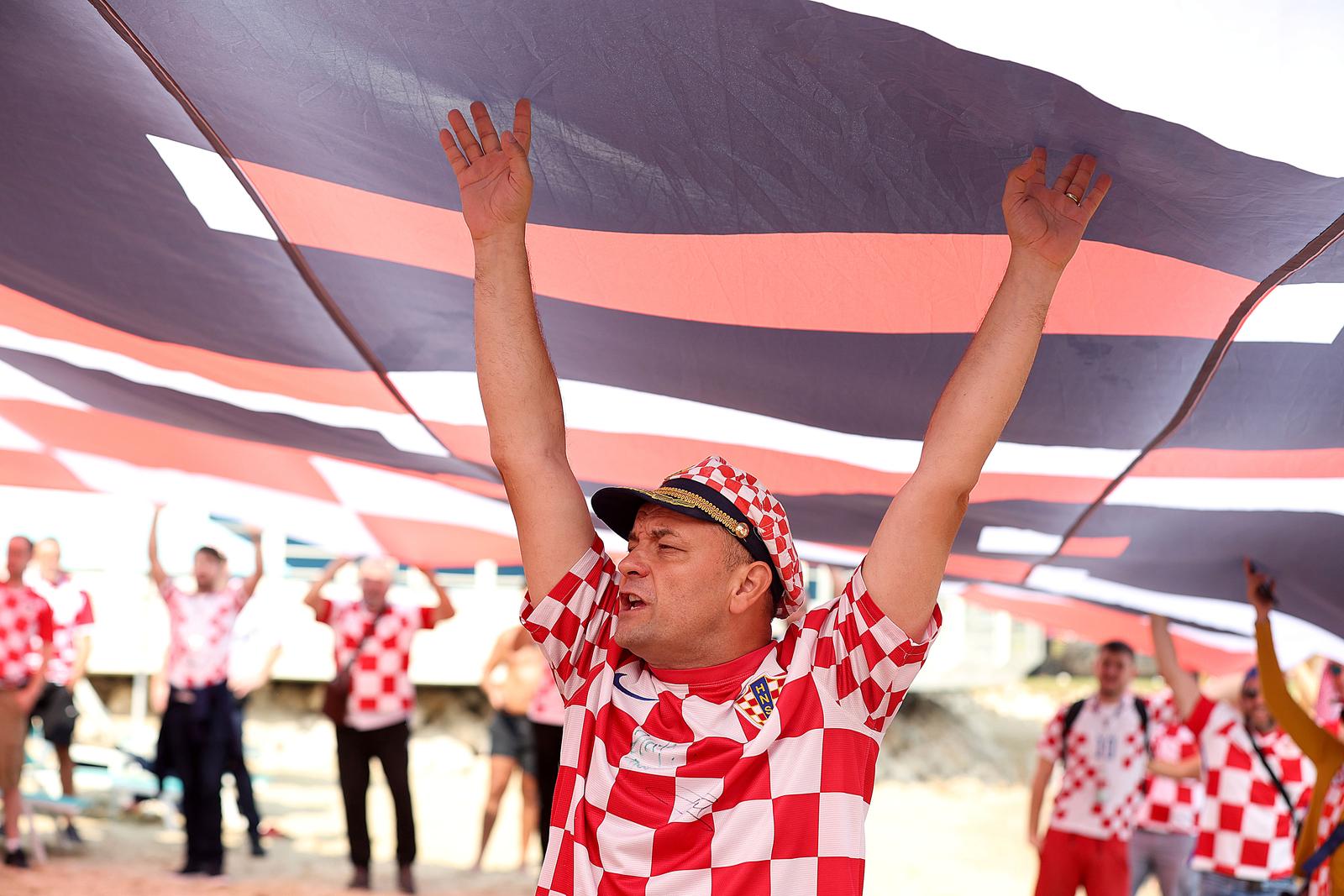KATAR 2022 Hrvatski navijači po zadnji put razvukli najveću zastavu ispred hotela Vatrenih KATAR 2022 Hrvatski navijači po zadnji put razvukli najveću zastavu ispred hotela Vatrenih