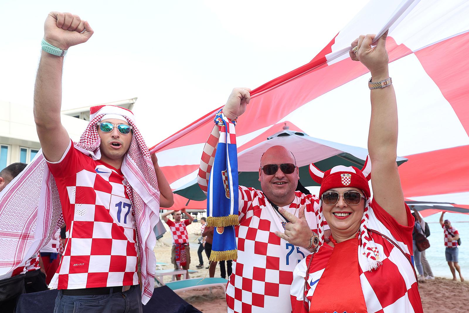 KATAR 2022 Hrvatski navijači po zadnji put razvukli najveću zastavu ispred hotela Vatrenih KATAR 2022 Hrvatski navijači po zadnji put razvukli najveću zastavu ispred hotela Vatrenih