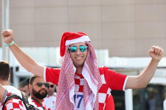 KATAR 2022 Hrvatski navijači po zadnji put razvukli najveću zastavu ispred hotela Vatrenih KATAR 2022 Hrvatski navijači po zadnji put razvukli najveću zastavu ispred hotela Vatrenih