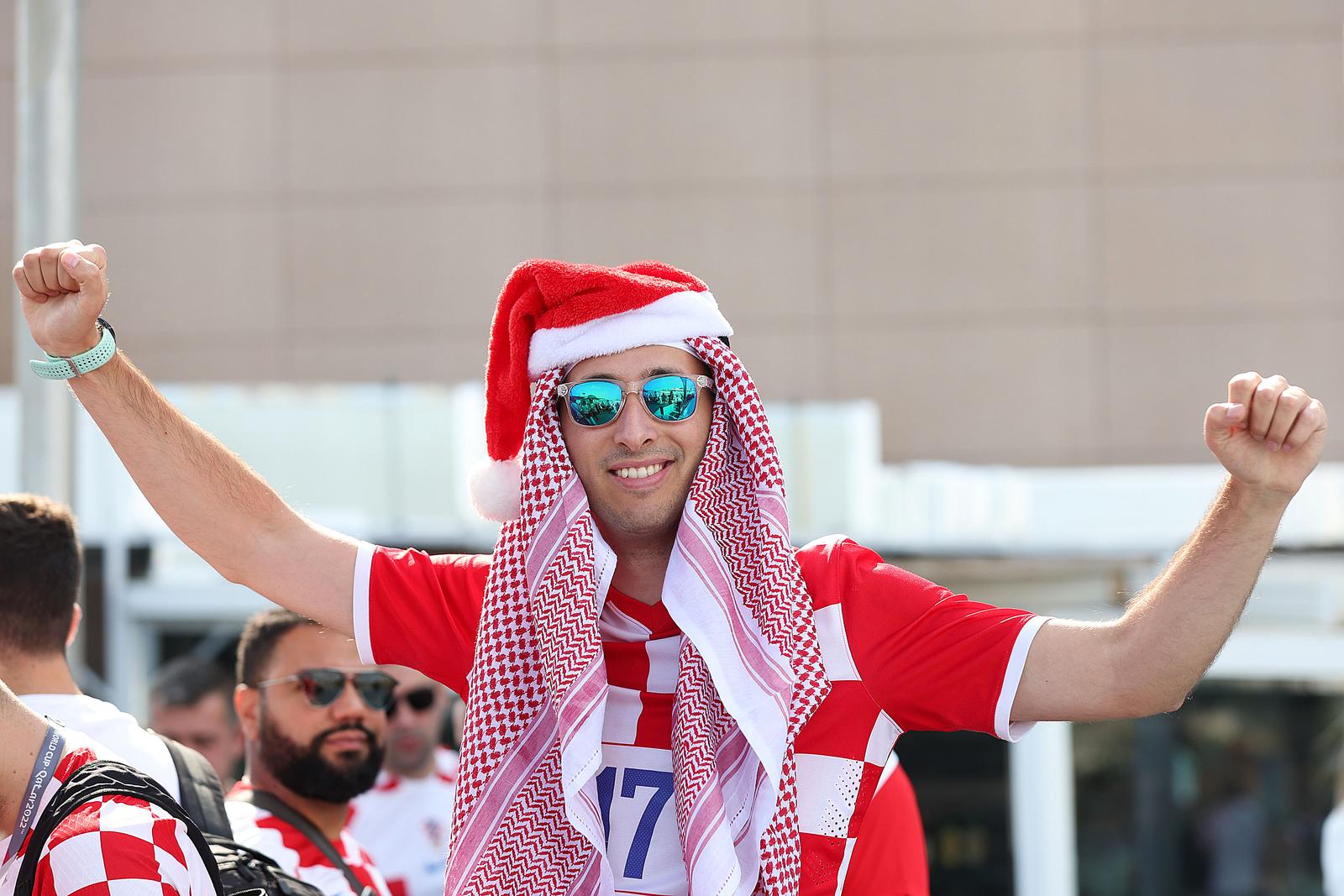 KATAR 2022 Hrvatski navijači po zadnji put razvukli najveću zastavu ispred hotela Vatrenih KATAR 2022 Hrvatski navijači po zadnji put razvukli najveću zastavu ispred hotela Vatrenih