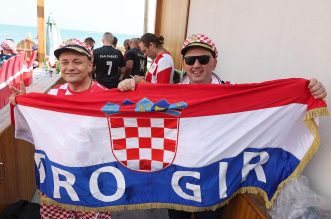 KATAR 2022 Hrvatski navijači po zadnji put razvukli najveću zastavu ispred hotela Vatrenih KATAR 2022 Hrvatski navijači po zadnji put razvukli najveću zastavu ispred hotela Vatrenih
