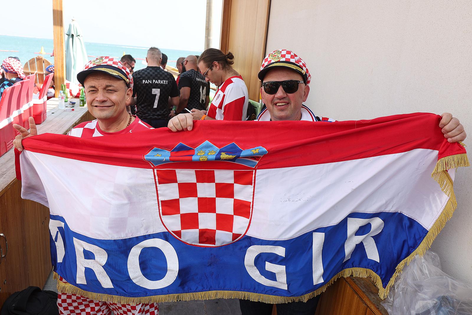 KATAR 2022 Hrvatski navijači po zadnji put razvukli najveću zastavu ispred hotela Vatrenih KATAR 2022 Hrvatski navijači po zadnji put razvukli najveću zastavu ispred hotela Vatrenih