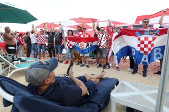 KATAR 2022 Hrvatski navijači po zadnji put razvukli najveću zastavu ispred hotela Vatrenih KATAR 2022 Hrvatski navijači po zadnji put razvukli najveću zastavu ispred hotela Vatrenih