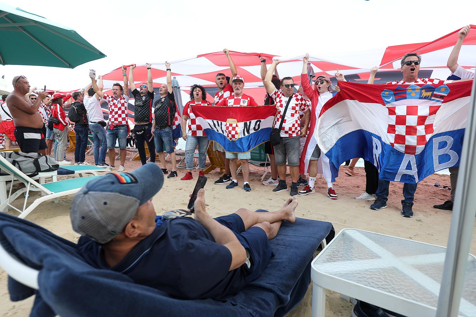 KATAR 2022 Hrvatski navijači po zadnji put razvukli najveću zastavu ispred hotela Vatrenih KATAR 2022 Hrvatski navijači po zadnji put razvukli najveću zastavu ispred hotela Vatrenih