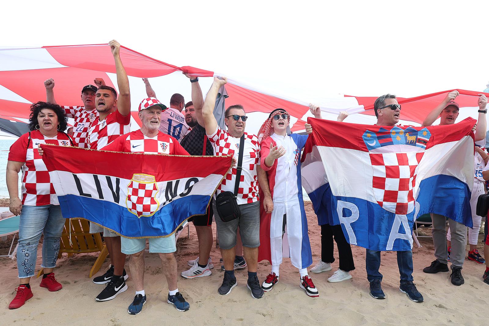 KATAR 2022 Hrvatski navijači po zadnji put razvukli najveću zastavu ispred hotela Vatrenih KATAR 2022 Hrvatski navijači po zadnji put razvukli najveću zastavu ispred hotela Vatrenih