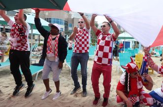 KATAR 2022 Hrvatski navijači po zadnji put razvukli najveću zastavu ispred hotela Vatrenih KATAR 2022 Hrvatski navijači po zadnji put razvukli najveću zastavu ispred hotela Vatrenih