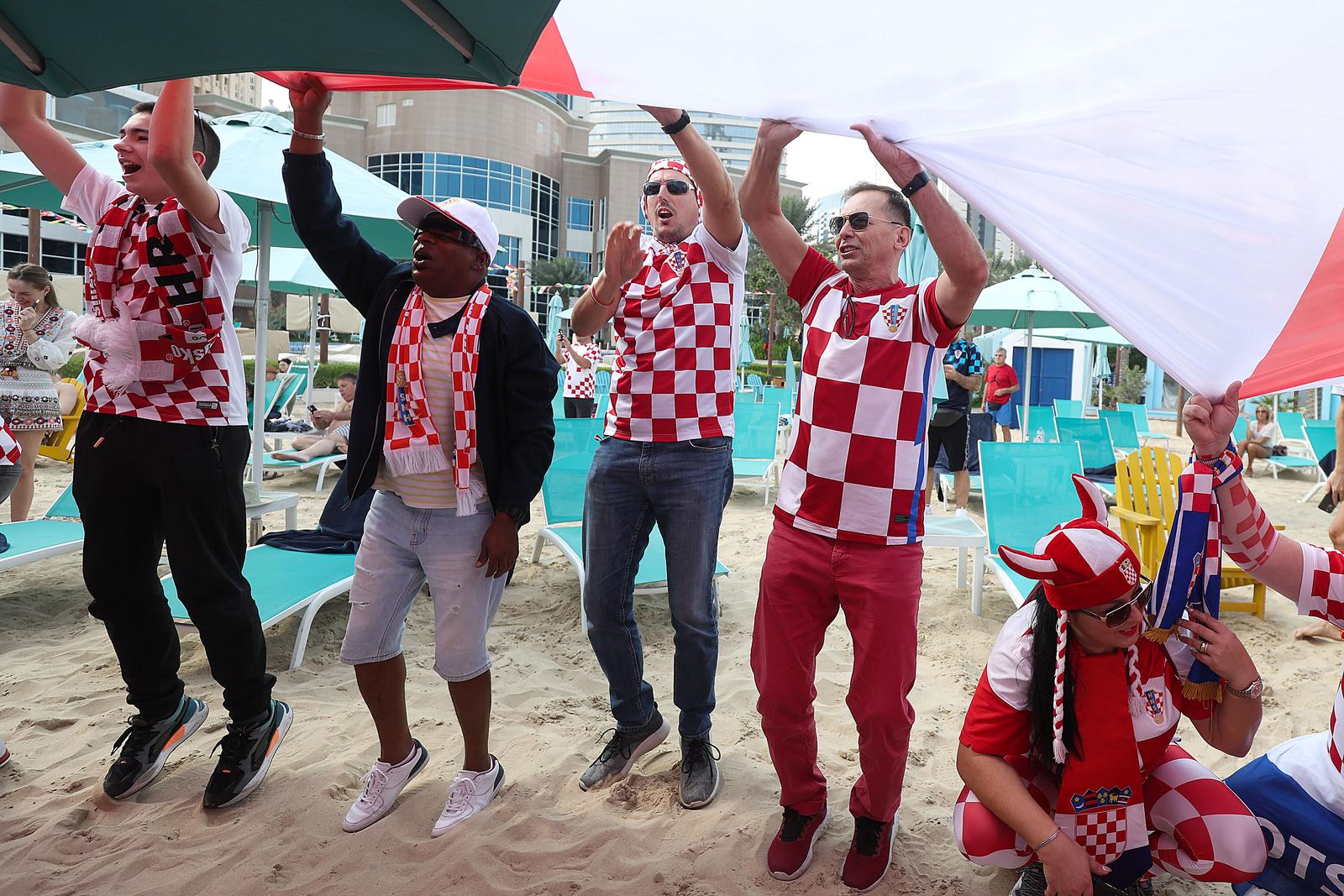 KATAR 2022 Hrvatski navijači po zadnji put razvukli najveću zastavu ispred hotela Vatrenih KATAR 2022 Hrvatski navijači po zadnji put razvukli najveću zastavu ispred hotela Vatrenih