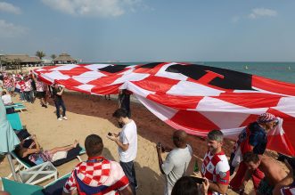 KATAR 2022 Hrvatski navijači po zadnji put razvukli najveću zastavu ispred hotela Vatrenih KATAR 2022 Hrvatski navijači po zadnji put razvukli najveću zastavu ispred hotela Vatrenih