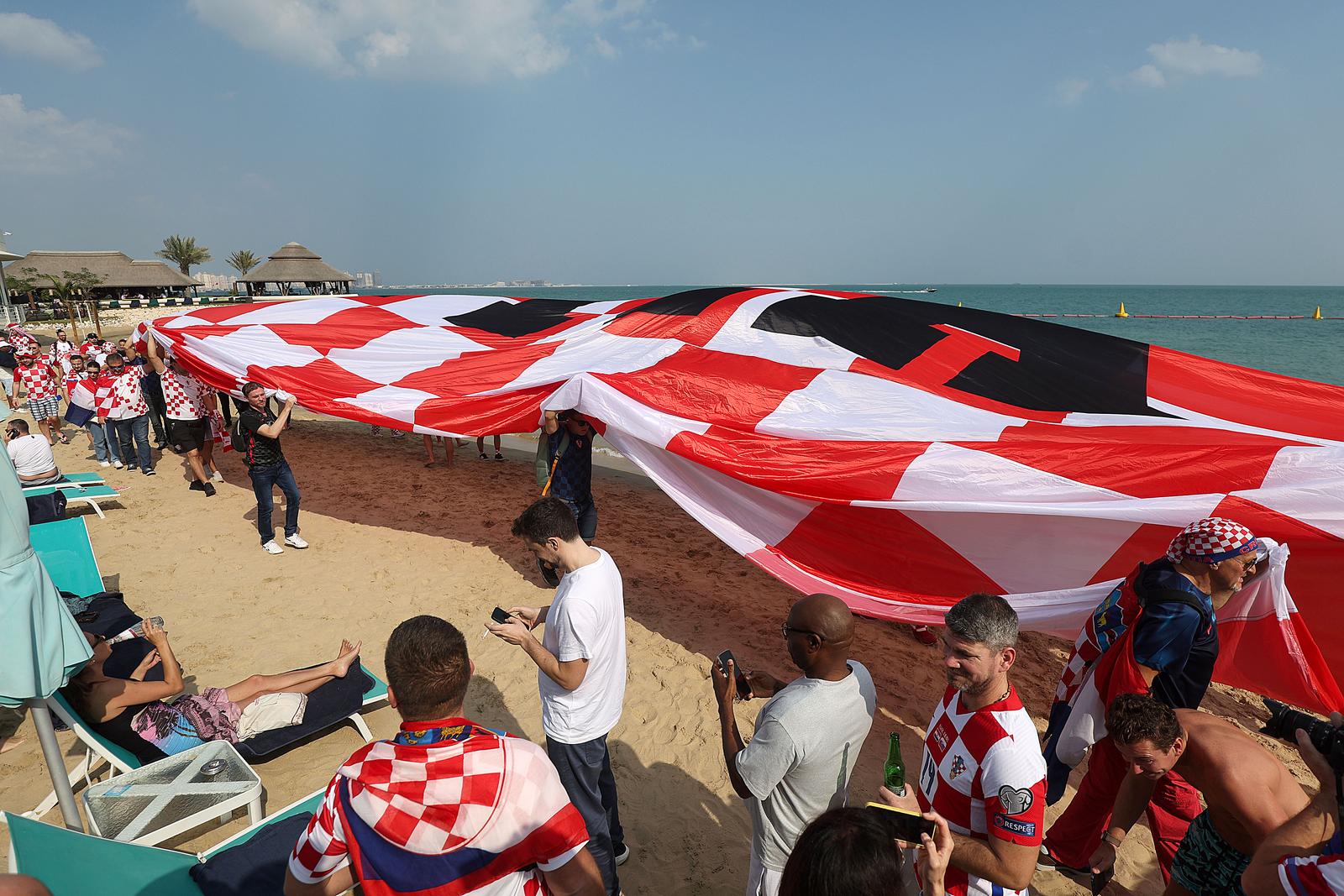KATAR 2022 Hrvatski navijači po zadnji put razvukli najveću zastavu ispred hotela Vatrenih KATAR 2022 Hrvatski navijači po zadnji put razvukli najveću zastavu ispred hotela Vatrenih