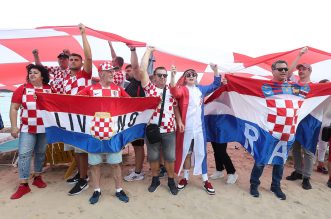 KATAR 2022 Hrvatski navijači po zadnji put razvukli najveću zastavu ispred hotela Vatrenih KATAR 2022 Hrvatski navijači po zadnji put razvukli najveću zastavu ispred hotela Vatrenih