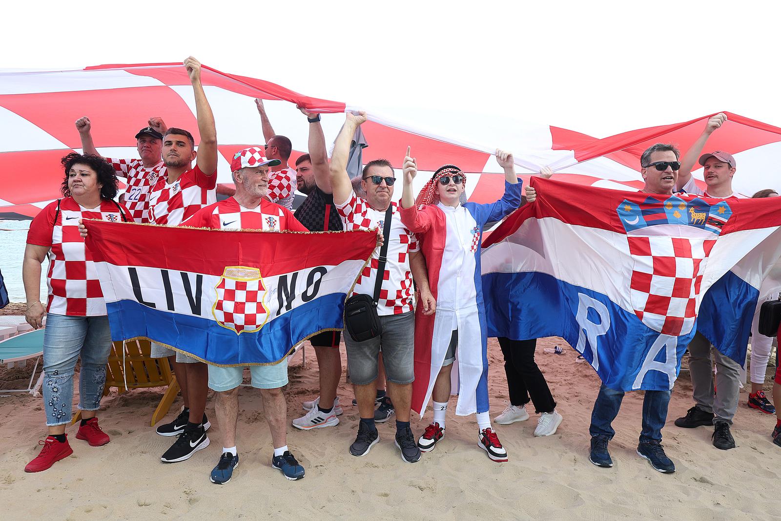 KATAR 2022 Hrvatski navijači po zadnji put razvukli najveću zastavu ispred hotela Vatrenih KATAR 2022 Hrvatski navijači po zadnji put razvukli najveću zastavu ispred hotela Vatrenih