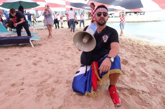 KATAR 2022 Hrvatski navijači po zadnji put razvukli najveću zastavu ispred hotela Vatrenih KATAR 2022 Hrvatski navijači po zadnji put razvukli najveću zastavu ispred hotela Vatrenih