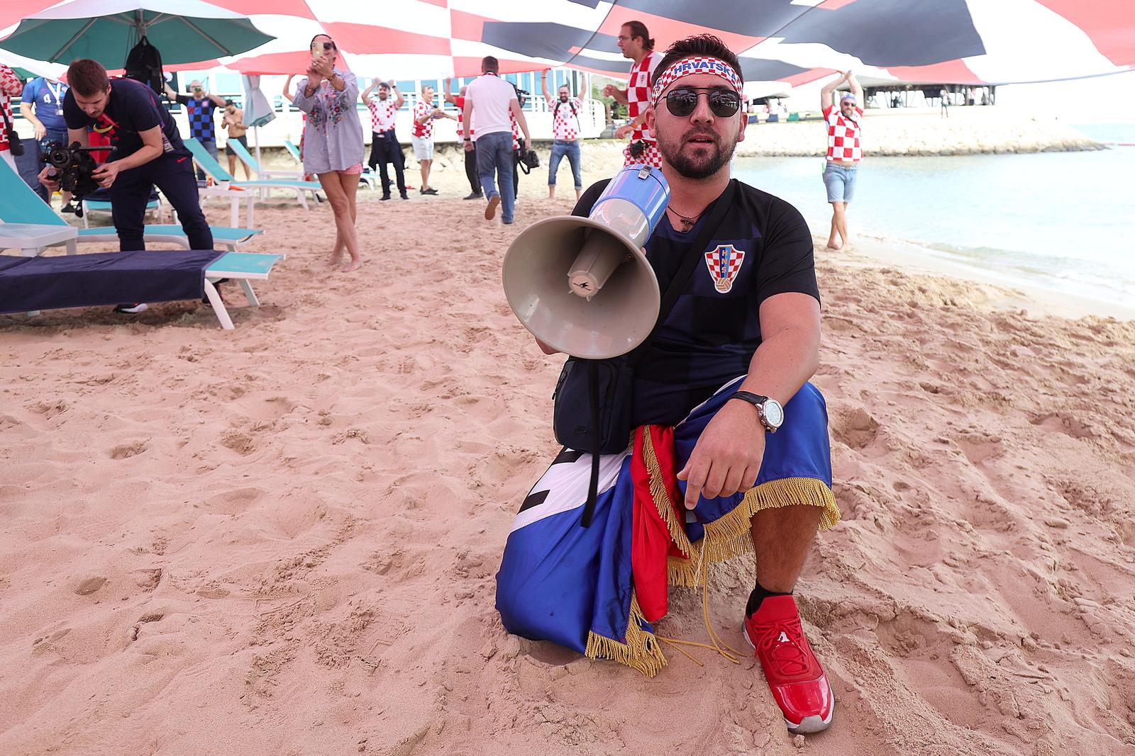 KATAR 2022 Hrvatski navijači po zadnji put razvukli najveću zastavu ispred hotela Vatrenih KATAR 2022 Hrvatski navijači po zadnji put razvukli najveću zastavu ispred hotela Vatrenih