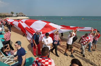 KATAR 2022 Hrvatski navijači po zadnji put razvukli najveću zastavu ispred hotela Vatrenih KATAR 2022 Hrvatski navijači po zadnji put razvukli najveću zastavu ispred hotela Vatrenih