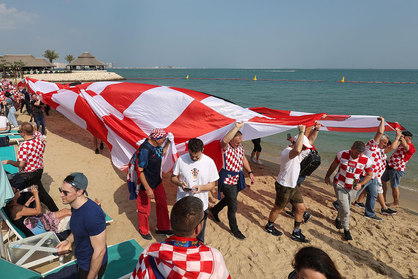 KATAR 2022 Hrvatski navijači po zadnji put razvukli najveću zastavu ispred hotela Vatrenih KATAR 2022 Hrvatski navijači po zadnji put razvukli najveću zastavu ispred hotela Vatrenih