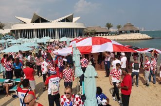 KATAR 2022 Hrvatski navijači po zadnji put razvukli najveću zastavu ispred hotela Vatrenih KATAR 2022 Hrvatski navijači po zadnji put razvukli najveću zastavu ispred hotela Vatrenih