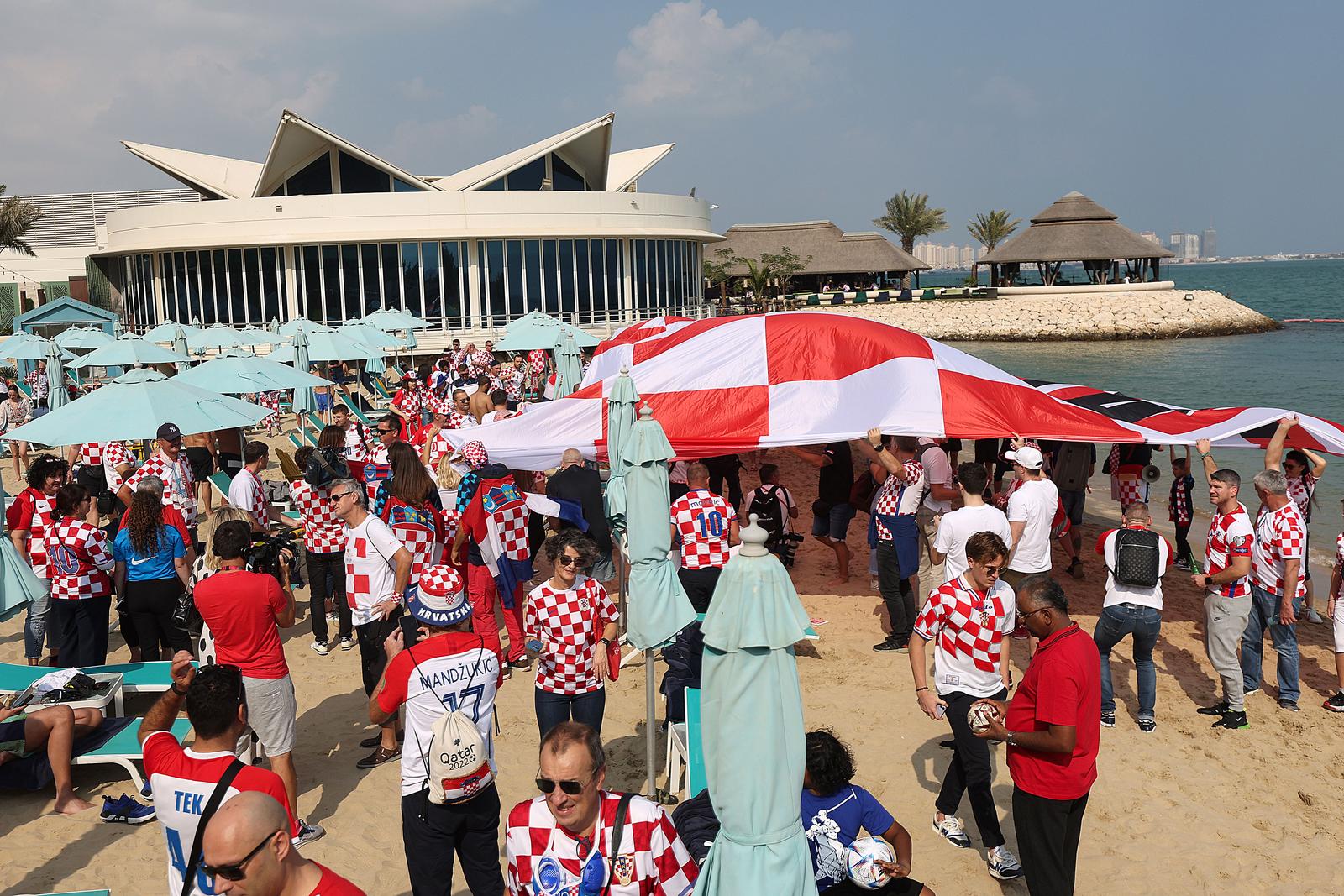 KATAR 2022 Hrvatski navijači po zadnji put razvukli najveću zastavu ispred hotela Vatrenih KATAR 2022 Hrvatski navijači po zadnji put razvukli najveću zastavu ispred hotela Vatrenih
