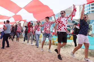 KATAR 2022 Hrvatski navijači po zadnji put razvukli najveću zastavu ispred hotela Vatrenih KATAR 2022 Hrvatski navijači po zadnji put razvukli najveću zastavu ispred hotela Vatrenih