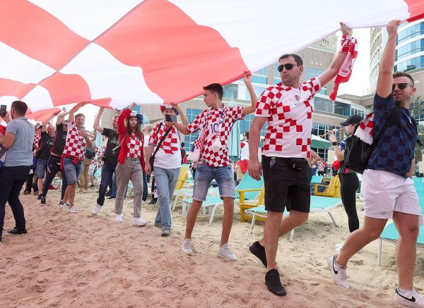 KATAR 2022 Hrvatski navijači po zadnji put razvukli najveću zastavu ispred hotela Vatrenih