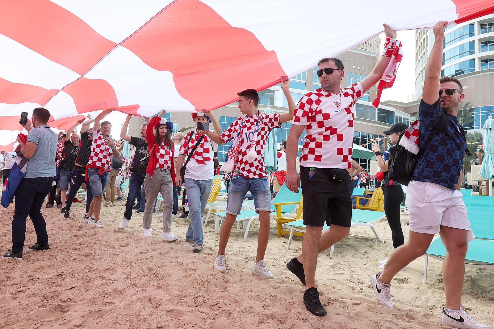 KATAR 2022 Hrvatski navijači po zadnji put razvukli najveću zastavu ispred hotela Vatrenih KATAR 2022 Hrvatski navijači po zadnji put razvukli najveću zastavu ispred hotela Vatrenih