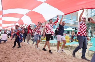 KATAR 2022 Hrvatski navijači po zadnji put razvukli najveću zastavu ispred hotela Vatrenih KATAR 2022 Hrvatski navijači po zadnji put razvukli najveću zastavu ispred hotela Vatrenih