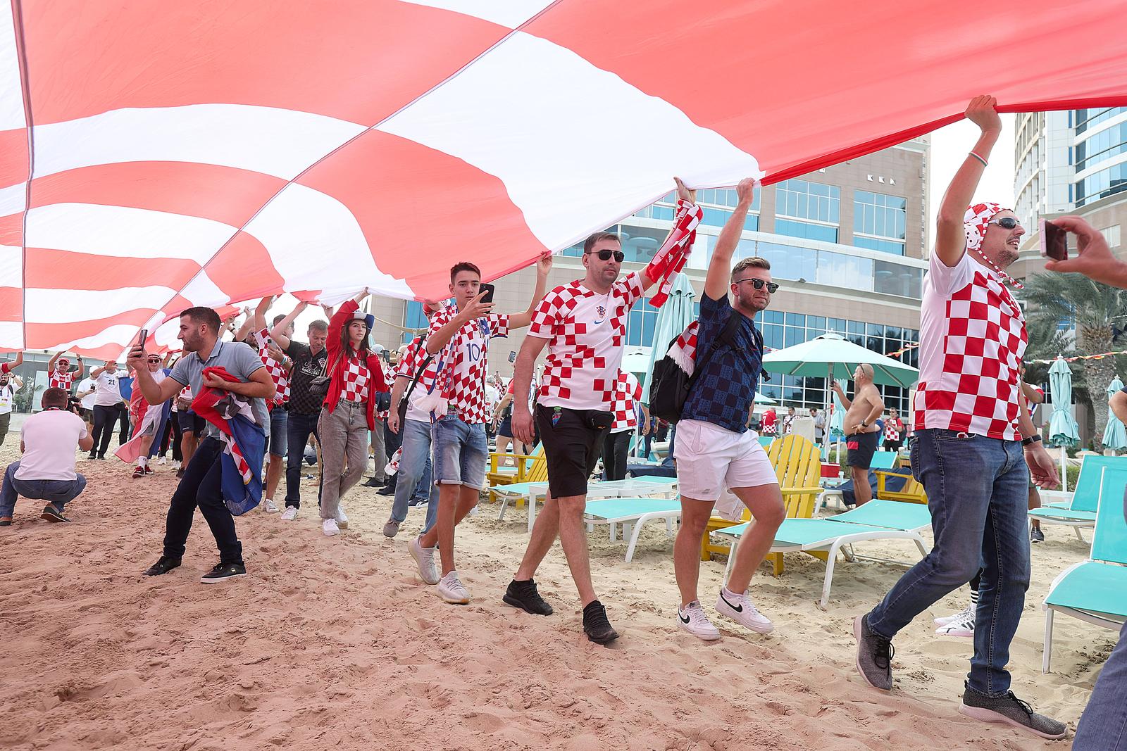 KATAR 2022 Hrvatski navijači po zadnji put razvukli najveću zastavu ispred hotela Vatrenih KATAR 2022 Hrvatski navijači po zadnji put razvukli najveću zastavu ispred hotela Vatrenih