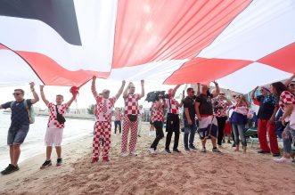 KATAR 2022 Hrvatski navijači po zadnji put razvukli najveću zastavu ispred hotela Vatrenih KATAR 2022 Hrvatski navijači po zadnji put razvukli najveću zastavu ispred hotela Vatrenih
