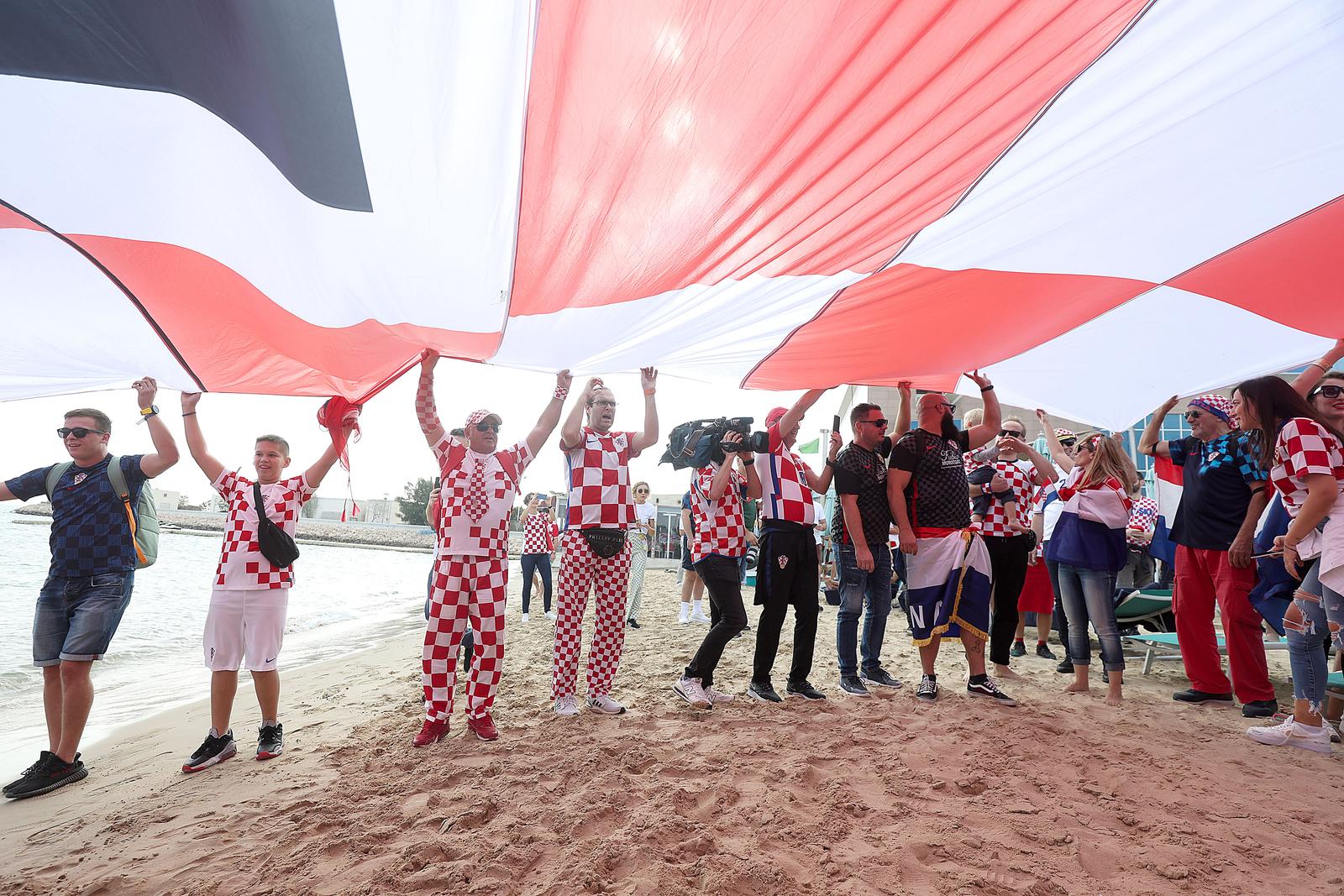 KATAR 2022 Hrvatski navijači po zadnji put razvukli najveću zastavu ispred hotela Vatrenih KATAR 2022 Hrvatski navijači po zadnji put razvukli najveću zastavu ispred hotela Vatrenih