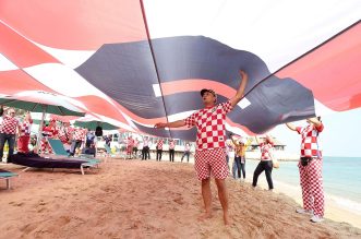 KATAR 2022 Hrvatski navijači po zadnji put razvukli najveću zastavu ispred hotela Vatrenih KATAR 2022 Hrvatski navijači po zadnji put razvukli najveću zastavu ispred hotela Vatrenih