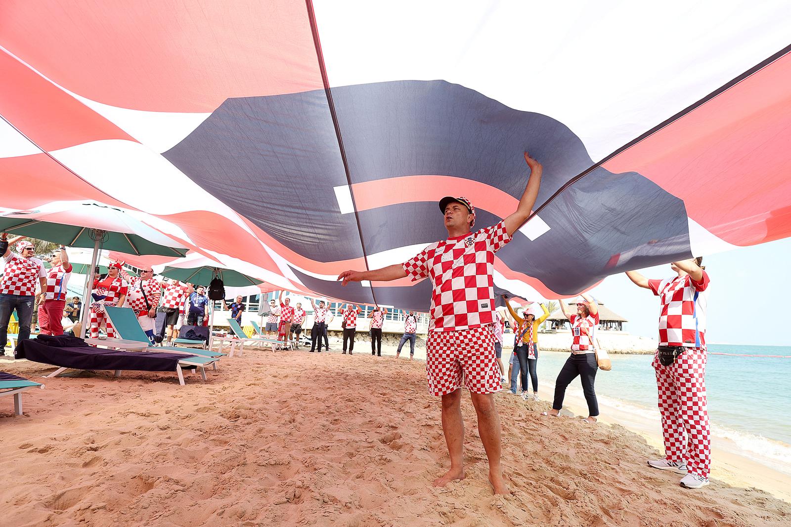 KATAR 2022 Hrvatski navijači po zadnji put razvukli najveću zastavu ispred hotela Vatrenih KATAR 2022 Hrvatski navijači po zadnji put razvukli najveću zastavu ispred hotela Vatrenih