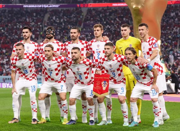 KATAR 2022 – Zajednička fotografija reprezentativaca Hrvatske i Maroka