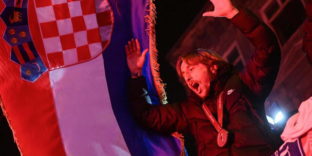 Nogometaši s hrvatskom zastavom stižu na Trg Nogometaši s hrvatskom zastavom stižu na Trg