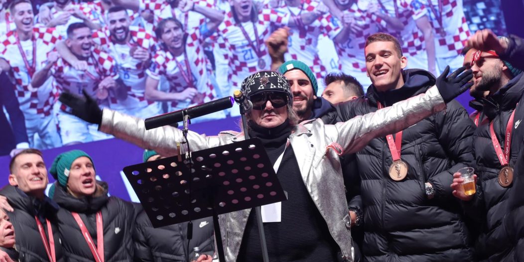 Zagreb: Vatreni na pozornici na glavnom Trgu napravili pravu feštu Zagreb: Vatreni na pozornici na glavnom Trgu napravili pravu feštu