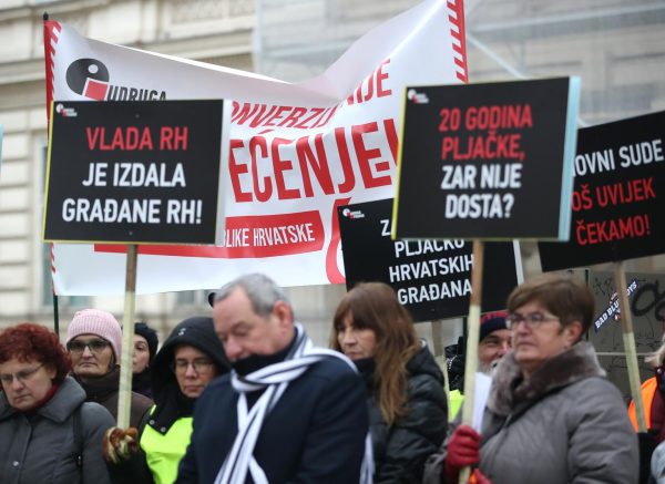 Članovi Udruge Franak okupili se na Zrinjevcu uoči nastavka Sedme sjednice Građanskog odjela Vrhovnog suda Republike Hrvatske