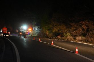 Zadvarje: Četriri osobe ozlijeđene pri sletanju automobila s ceste u provaliju Zadvarje: Četriri osobe ozlijeđene pri sletanju automobila s ceste u provaliju