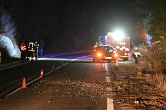 Zadvarje: Četriri osobe ozlijeđene pri sletanju automobila s ceste u provaliju Zadvarje: Četriri osobe ozlijeđene pri sletanju automobila s ceste u provaliju