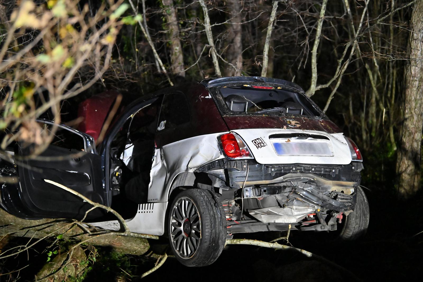 Zadvarje: Četriri osobe ozlijeđene pri sletanju automobila s ceste u provaliju Zadvarje: Četriri osobe ozlijeđene pri sletanju automobila s ceste u provaliju