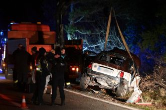 Zadvarje: Četriri osobe ozlijeđene pri sletanju automobila s ceste u provaliju Zadvarje: Četriri osobe ozlijeđene pri sletanju automobila s ceste u provaliju