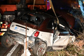 Zadvarje: Četriri osobe ozlijeđene pri sletanju automobila s ceste u provaliju Zadvarje: Četriri osobe ozlijeđene pri sletanju automobila s ceste u provaliju