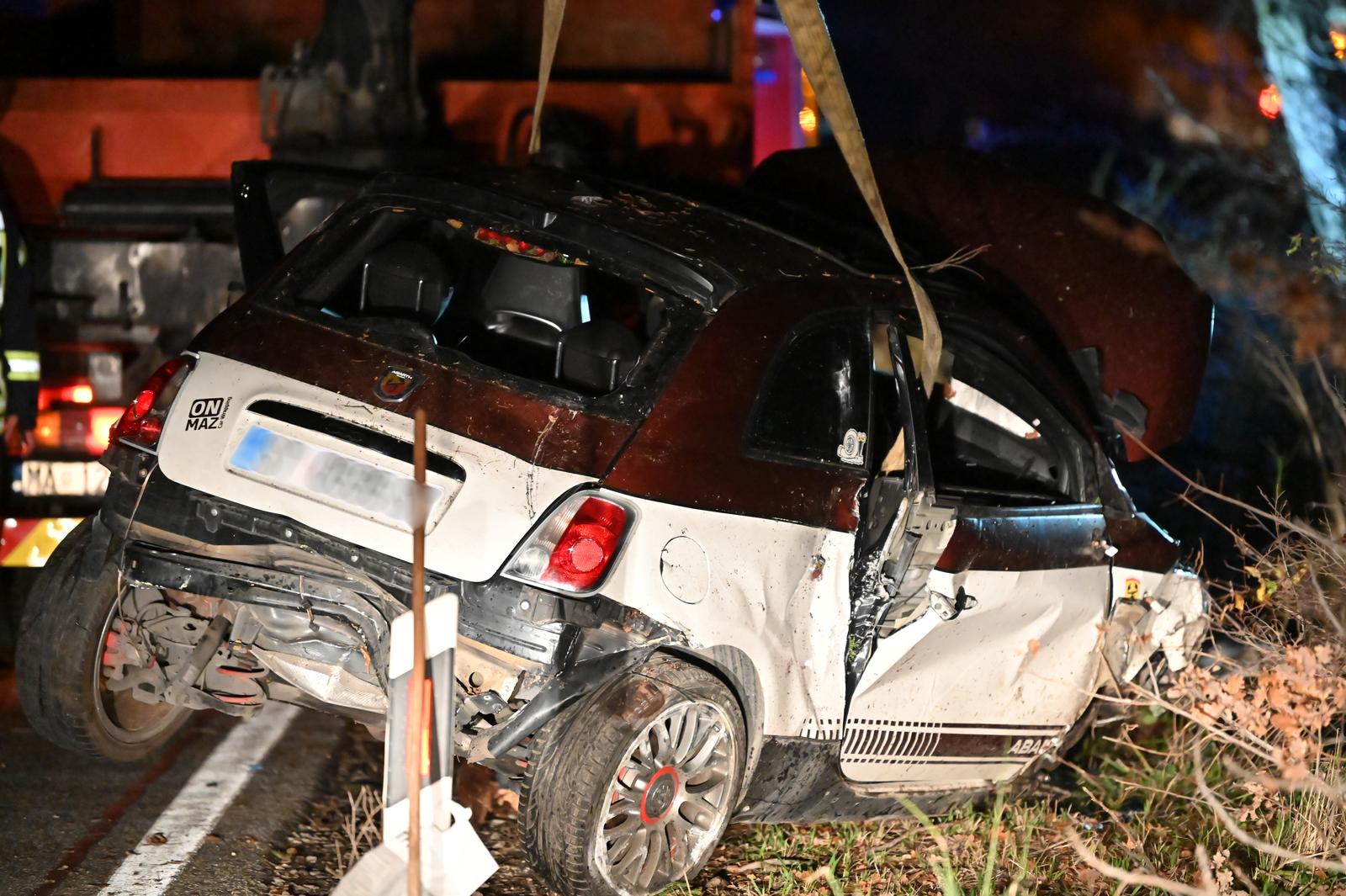 Zadvarje: Četriri osobe ozlijeđene pri sletanju automobila s ceste u provaliju Zadvarje: Četriri osobe ozlijeđene pri sletanju automobila s ceste u provaliju