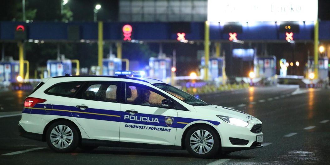 Zatvorena autocesta Zagreb – Karlovac u oba smjera, navijači se potukli s policijom Zatvorena autocesta Zagreb – Karlovac u oba smjera, navijači se potukli s policijom