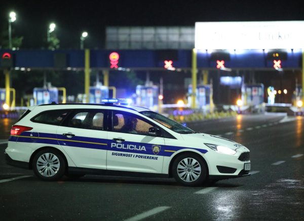 Zatvorena autocesta Zagreb – Karlovac u oba smjera, navijači se potukli s policijom