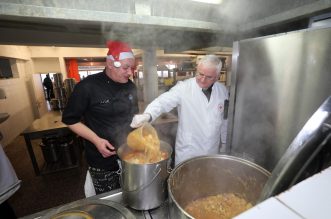 Rijeka: Nadbiskup Mate Uzinić i svećenici Riječke nadbiskupije kuhali u Domu Crvenog križa Pećine Rijeka: Nadbiskup Mate Uzinić i svećenici Riječke nadbiskupije kuhali u Domu Crvenog križa Pećine