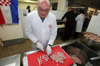 Rijeka: Nadbiskup Mate Uzinić i svećenici Riječke nadbiskupije kuhali u Domu Crvenog križa Pećine Rijeka: Nadbiskup Mate Uzinić i svećenici Riječke nadbiskupije kuhali u Domu Crvenog križa Pećine