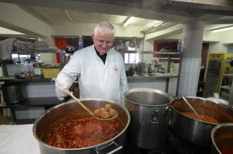 Rijeka: Nadbiskup Mate Uzinić i svećenici Riječke nadbiskupije kuhali u Domu Crvenog križa Pećine Rijeka: Nadbiskup Mate Uzinić i svećenici Riječke nadbiskupije kuhali u Domu Crvenog križa Pećine