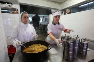 Rijeka: Nadbiskup Mate Uzinić i svećenici Riječke nadbiskupije kuhali u Domu Crvenog križa Pećine Rijeka: Nadbiskup Mate Uzinić i svećenici Riječke nadbiskupije kuhali u Domu Crvenog križa Pećine