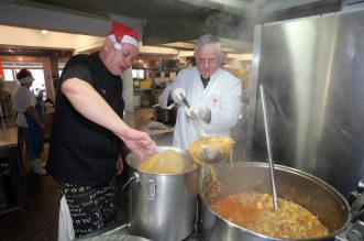 Rijeka: Nadbiskup Mate Uzinić i svećenici Riječke nadbiskupije kuhali u Domu Crvenog križa Pećine Rijeka: Nadbiskup Mate Uzinić i svećenici Riječke nadbiskupije kuhali u Domu Crvenog križa Pećine
